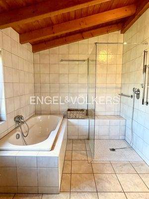 Badezimmer im EG mit Badewanne, bodentiefer Dusche, BD und WC