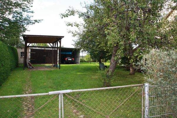 Einfahrt mit Carport