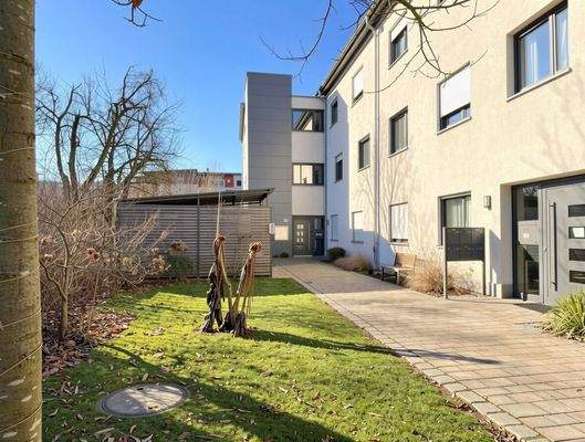 Moderner, nach hinten gesetzter Hauseingang