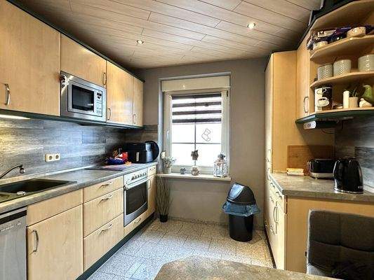 Küche mit Einbauküche