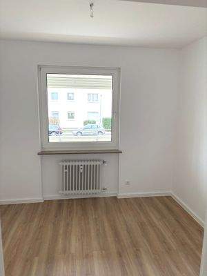 Leeres Zimmer mit Fenster