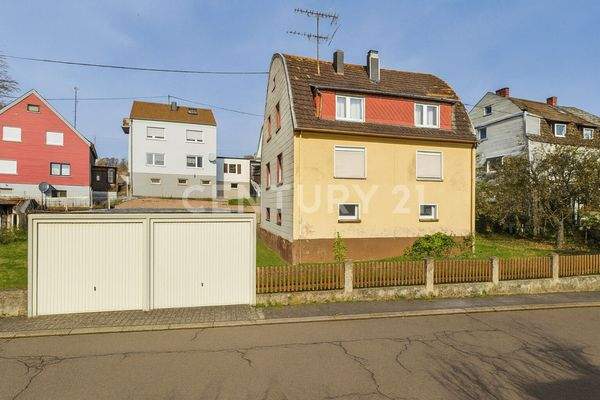 Rückansicht des Hauses mit großer Doppelgarage