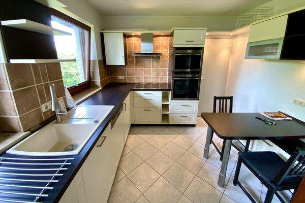 Küche mit Zugang zur Garage