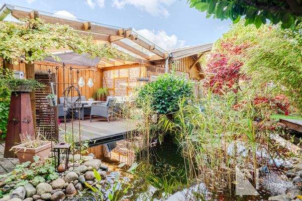 Überdachte Terrasse mit Teichblick