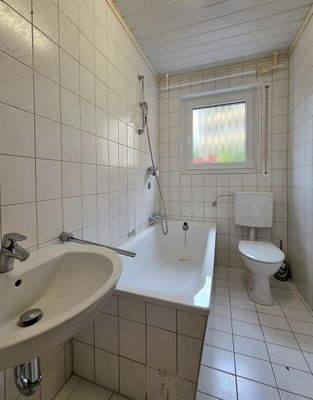 Tageslichtbad mit Wanne und WC