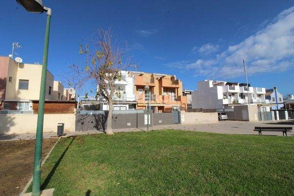 Beachside Townhouse with Private Parking in El Mojón Murcia