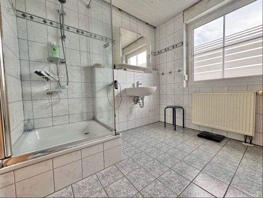 Tageslichtbad mit Dusche...