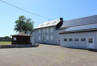 Vorderansicht mit Hof