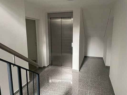Aufzug im Keller