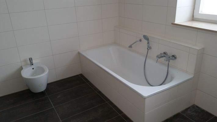 Bad mit Wanne und begehbarer Dusche