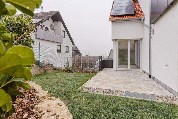 Terrasse und Gartenanteil III