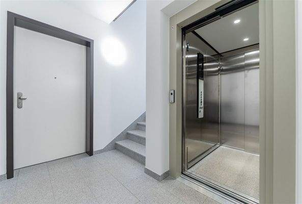 Treppenhaus & Aufzug