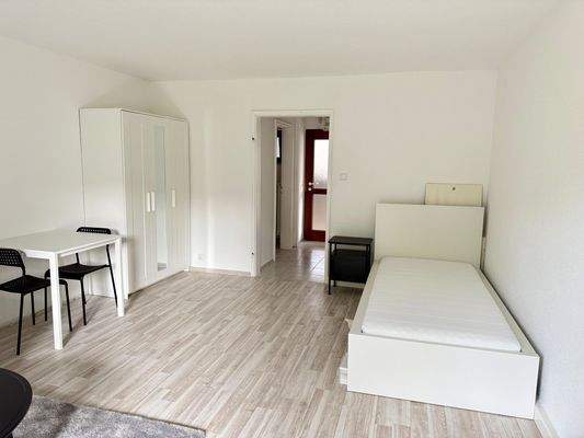 Helles Zimmer mit Möbeln