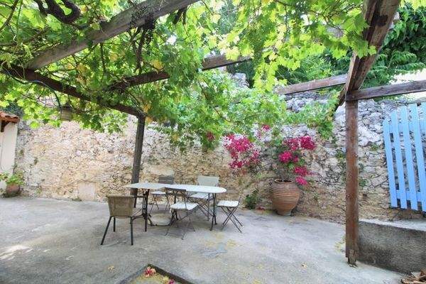 Schönes Steinhaus zum Verkauf mit Meerblick in Aspro