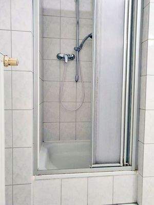 Bad mit Dusche und Wanne