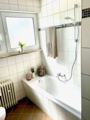 Bad mit neuer Duschwand und Armaturen.jpg