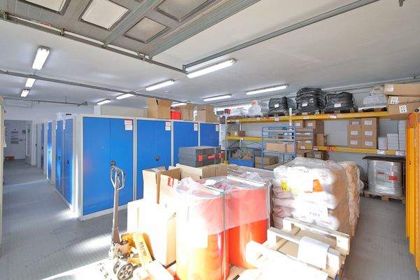 Lagerhalle mit Büro und Außenfläche