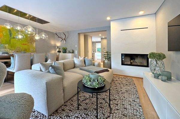 Der moderne Wohnbereich mit Kamin