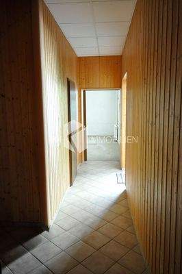 Flur EG mit Blick zum WC und Lager