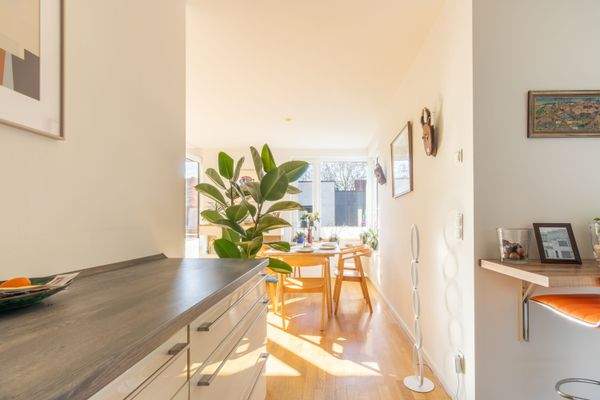 Blick vom Küchenbereich zum Wohn - und Esszimmer 