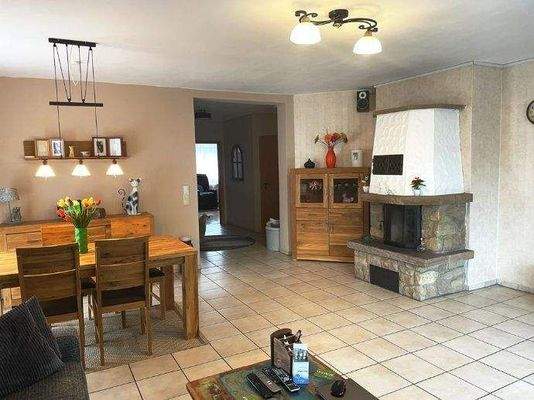 geräumiges Wohnzimmer