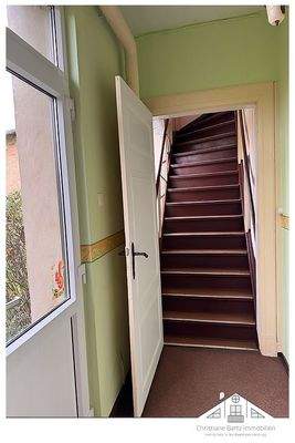 Nebeneingang + Zugang OG