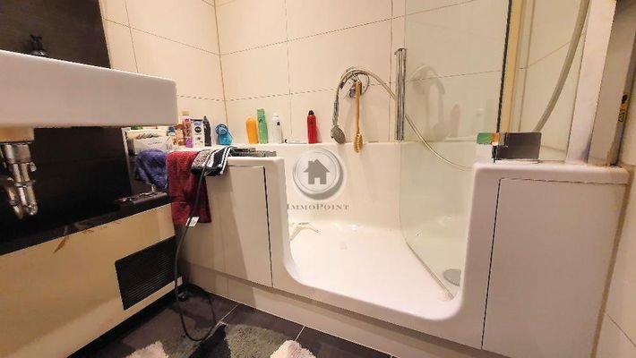 Badewanne mit Tür