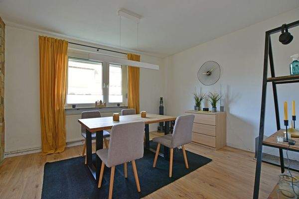 25-5512 - Wohnen  Essplatz