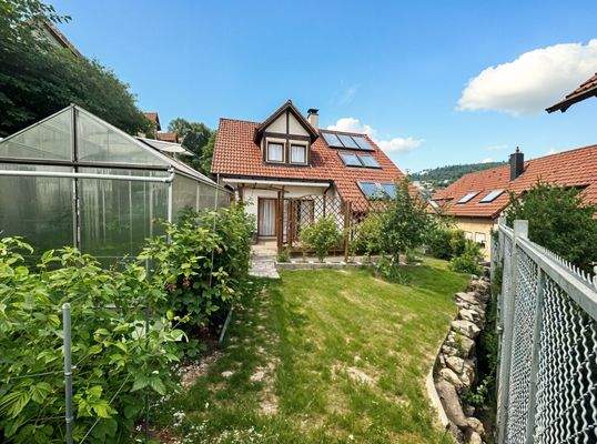  Haus vom Garten aus mit Gaube