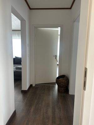 Moderner Flur mit Tür