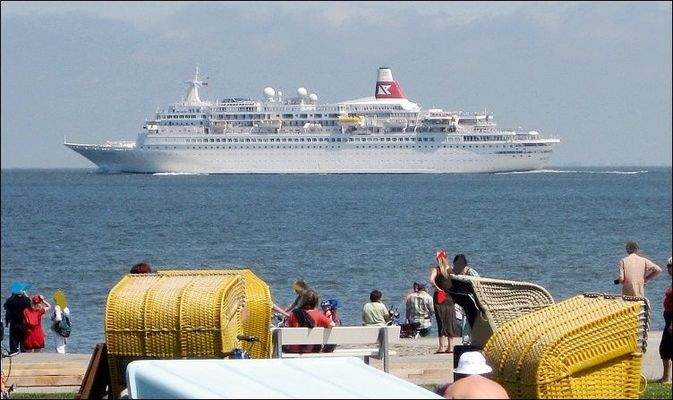 an der Bucht vorbeiziehende Schiffe beobachten .jpg