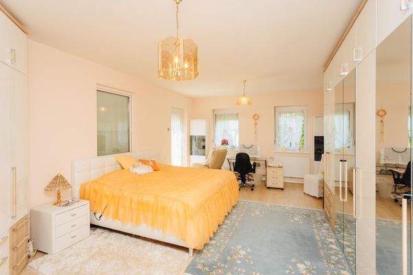 Schlafzimmer mit Terrassentüre - EG