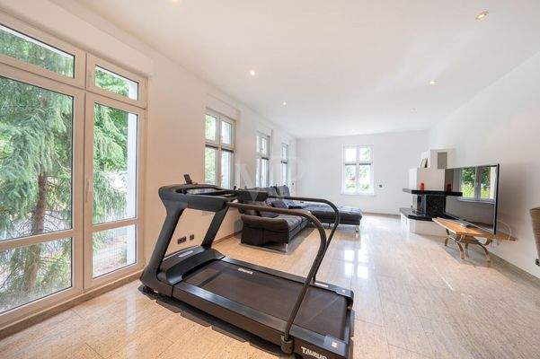 Wohnzimmer mit Kamin