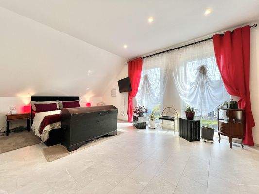 Das großzügige Schlafzimmer