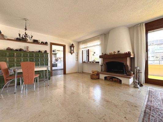 Essbereich mit Kunst und offenem Kamin