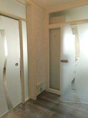 Flur mit Glastüren zur Küche und Wohnzimmer