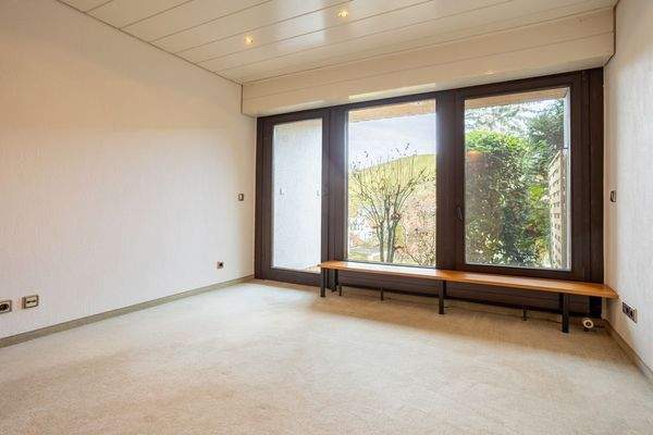 Leeres Wohnzimmer mit Fenster