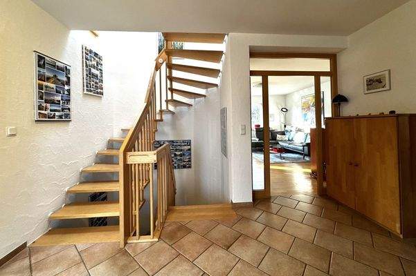 Flur und Treppe im Erdgeschoss