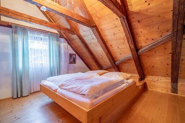 Eines der beiden Schlafzimmer im Dachgeschoss im neuen Teil (von 1996)