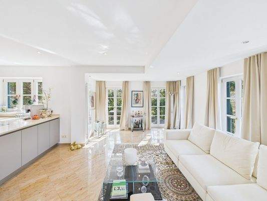 Lichtdurchfluteter Wohnbereich