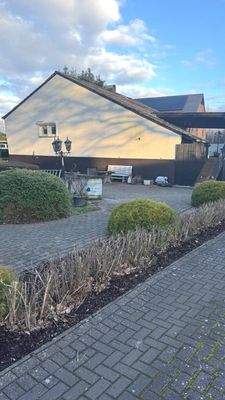 Seitenfront Auffahrt