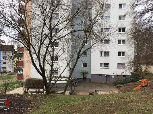 Hausansicht mit Spielplatz