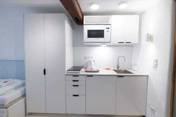 Moderne Küchenzeile in Weiß