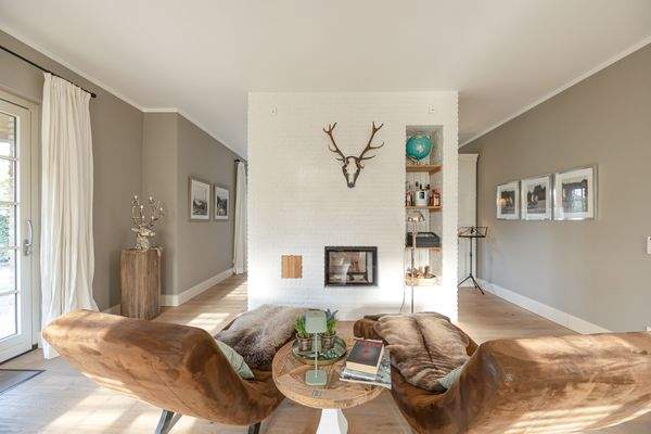 gemütlicher Sitzbereich vor dem Kamin