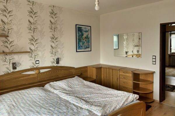 Geräumiges Schlafzimmer mit Zugang zum Balkon