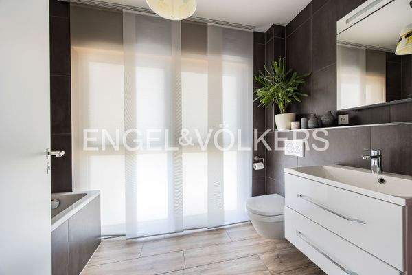 Kinderbad mit Duschwanne und Tageslicht