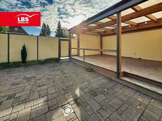 Garten und überdachter Freisitz