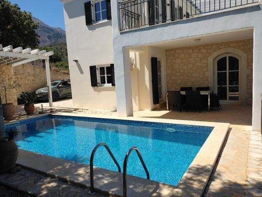 Beheizbarer Pool mit Meerblick