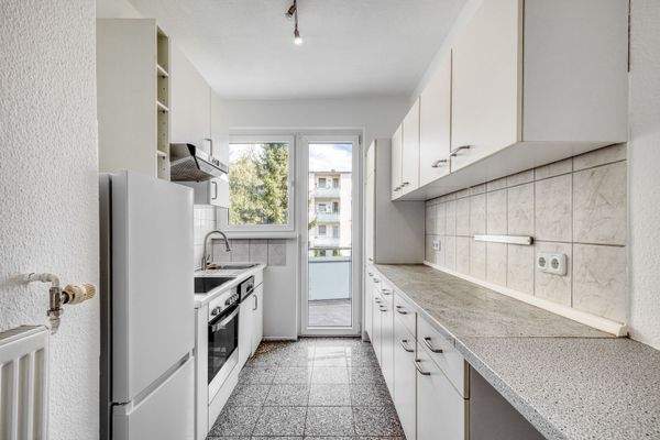 Separate Küche mit E-Geräten und Balkon