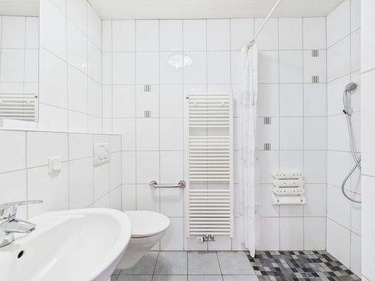 Badezimmer mit Dusche EG